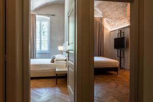 Postel nebo postele na pokoji v ubytování Pavillon Apartments + 70 fotografií