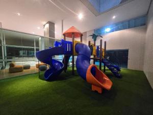 un parco giochi con scivolo in una stanza di Apê gostoso no Edifício Manhattan home service a Caruaru Altre 10 foto