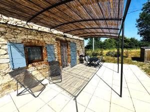 Patio alebo iná vonkajšia časť ubytovania Le Cabanon des Lavandes entre Mont Ventoux et Luberon