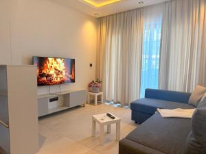 TV a/nebo společenská místnost v ubytování Ulu Panorama Residence + 37 fotografií