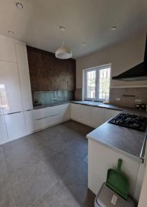 Dapur atau dapur kecil di Ptghni Villa