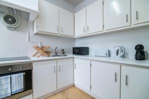 Kuchyň nebo kuchyňský kout v ubytování Cozy Apartment