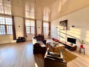 Μια τηλεόραση ή/και κέντρο ψυχαγωγίας στο Loft T2 avec terrasse sur la Grand Place d'Arras