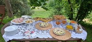 a picnic table with plates and food on it at Casa Febe in Gombio