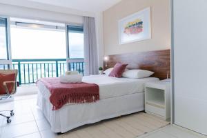 En eller flere senge i et værelse på V1307 Flat com vista para a Esplanada + 12 billeder