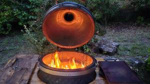 a fire pit with a pot on top of it at Cottage Playa Cabeiro in Porto do Son