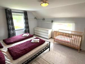 Кровать или кровати в номере Rotes Schwedenhaus für Familien und Hunde