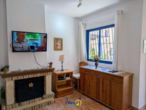 Μια τηλεόραση ή/και κέντρο ψυχαγωγίας στο Rustic 2 Bedroom townhouse in La Zenia LZ14