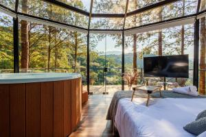 Giường trong phòng chung tại Maravilhosa Cabana de Vidro de Luxo na Natureza