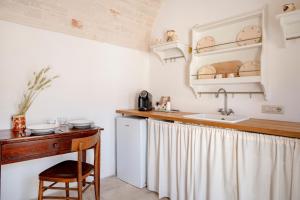 Kuchyň nebo kuchyňský kout v ubytování Trulli Lithos Suite