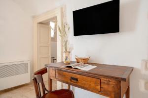 TV a/nebo společenská místnost v ubytování Trulli Lithos Suite