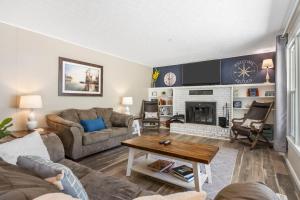 a living room with a couch and a fireplace at Branson Downtown Beauty - 4 BDR Home Sleeps 15 in Branson +21 photos