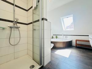 La salle de bains est pourvue d'une douche et d'une baignoire. dans l'établissement Hus bei de Dün, à Böhl 30 autres photos
