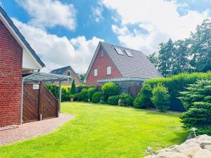 une maison avec une cour et une clôture dans l'établissement Hus bei de Dün, à Böhl