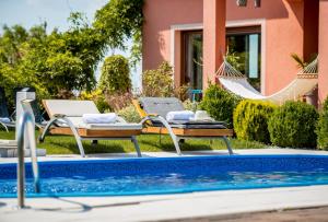 Bazén v ubytovaní Apartman u vili sa privatnim bazenom i privatnom wellness oazom alebo v jeho blízkosti