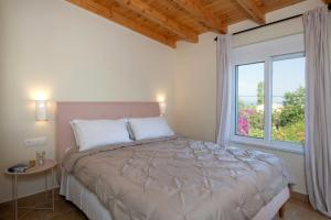 Posteľ alebo postele v izbe v ubytovaní Beach Villa Blue by PosarelliVillas + 26 fotografií
