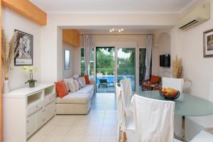 Posedenie v ubytovaní Beach Villa Blue by PosarelliVillas