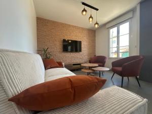 Televisyen dan/atau pusat hiburan di CHEZ FERNAND Cottage AC Terrace Garden Petanque court & private free parking