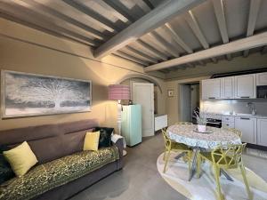 a living room with a couch and a table at Casa Quercuum Dimorae in Cortona