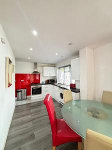 Kuchyň nebo kuchyňský kout v ubytování Cheerful 2 Bedroom Bungalow fully Furnished