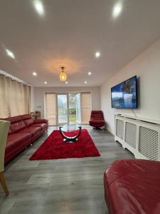 Posezení v ubytování Cheerful 2 Bedroom Bungalow fully Furnished