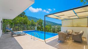 Nespecifikovaný výhled na hory nebo výhled na hory při pohledu z vily