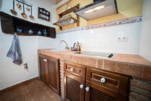 O bucătărie sau chicinetă la Casas rurales los castaños +33 fotografii