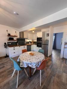 eine Küche mit einem Tisch und Stühlen in einer Küche in der Unterkunft T2 cosy avec terrasse - proche plage & Sanary in Six-Fours-les-Plages