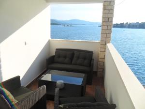 - un balcon avec un canapé, une table et de l'eau dans l'établissement Apartment Ante, à Klek
