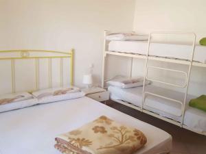 Ένα ή περισσότερα κρεβάτια σε δωμάτιο στο Apartments in Rosolina Mare 25084