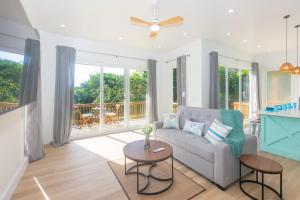 Uma área de estar em Comfy Sloth guest studio suite condo