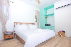Uma cama ou camas num quarto em Comfy Sloth guest studio suite condo