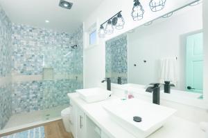 Uma casa de banho em Comfy Sloth guest studio suite condo