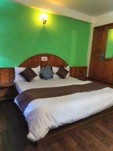 Rúm í herbergi á Joeys Hostel Manali