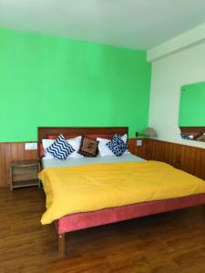 Rúm í herbergi á Joeys Hostel Manali