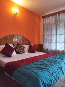 Rúm í herbergi á Joeys Hostel Manali