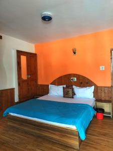Rúm í herbergi á Joeys Hostel Manali