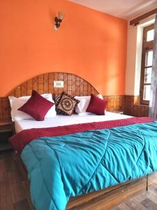 Rúm í herbergi á Joeys Hostel Manali