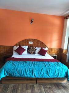 Rúm í herbergi á Joeys Hostel Manali