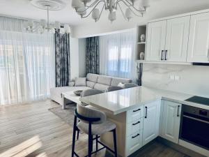 eine Küche und ein Wohnzimmer mit Sofa und Tisch in der Unterkunft Royal Apartments - Nikiti in Nikiti + 54 Fotos