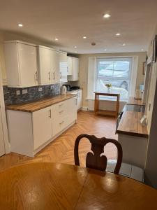 Dapur atau dapur kecil di Spacious, sleeps 7, two baths, central Saltash