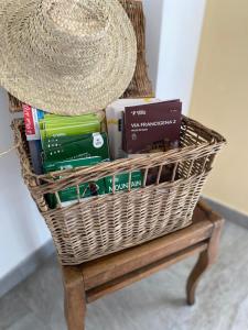 a basket filled with books on a table with a hat at La Stanza dei Castagni in Villar Focchiardo
