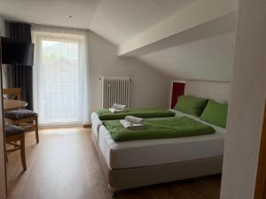 Postel nebo postele na pokoji v ubytování Hotel Pension Schwansee