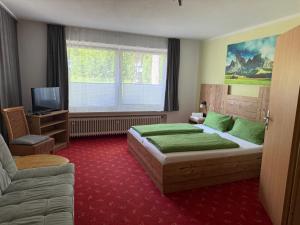 Postel nebo postele na pokoji v ubytování Hotel Pension Schwansee