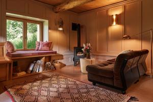 ein Wohnzimmer mit einer Couch und einem Fenster in der Unterkunft Sunneschy in Klosters Serneus