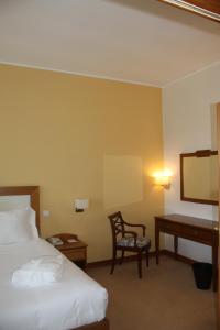 Postel nebo postele na pokoji v ubytování Hotel Toural