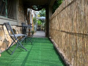 patio con sedia e recinzione di La Cigalière - Appartement Rez-de-Jardin a Vallauris