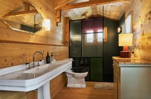 ein Badezimmer mit Waschbecken und Toilette in der Unterkunft Sunneschy in Klosters Serneus