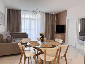 Μια τηλεόραση ή/και κέντρο ψυχαγωγίας στο Mare Lux Seaside Apartment