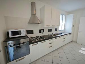 Η κουζίνα ή μικρή κουζίνα στο Holiday Homes in Rosolina Mare 25014